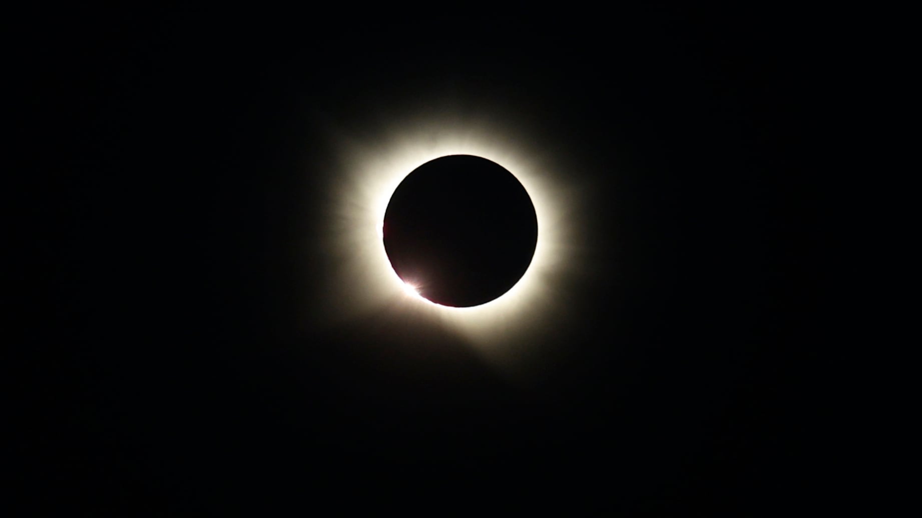 Eclipse solar en España, en directo | El eclipse total finaliza en el Mediterráneo