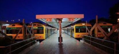 Andenes de la estación de tren de Cascais (Portugal).