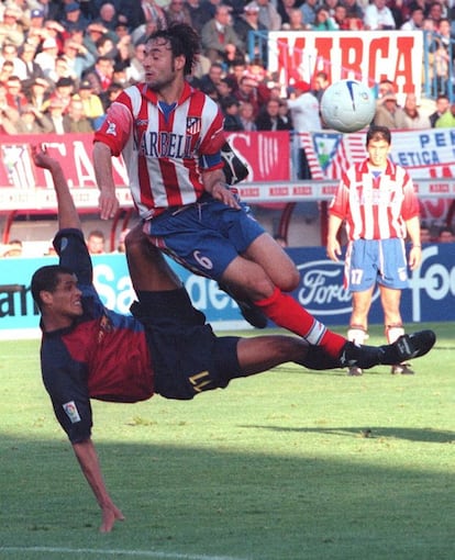 El jugador del F.C. Barcelona Rivaldo pelea por el balón con el capitán del Atlético de Madrid Santi Denia durante un partido de Liga, que acabó con empate a uno, el 25 de abril de 1999.