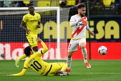 Dani Parejo y Unai López disputan un balón durante el partido entre el Villarreal y el Rayo Vallecano.