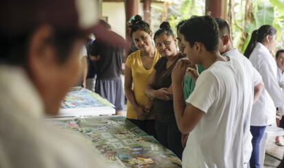 Visitantes a la feria de la diabetes escuchan las indicaciones de las voluntarias en el Hogar Social del Tío Antonio en Granada