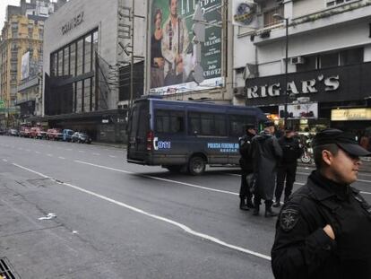 La policía argentina cierra el tráfico alrededor del teatro Gran Rex de Buenos Aires, tras el hallazgo de una bomba detrás del escenario.