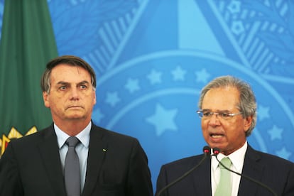 El presidente Bolsonaro (izquierda) y el ministro Guedes en Brasilia este miércoles.