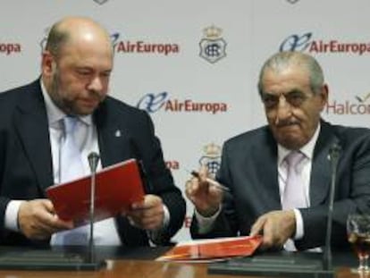 El presidente del Recreativo de Huelva Pablo Comas (i), y el presidente de Globalia, Juan José Hidalgo (d), firman el acuerdo de colaboración entre Halcón Viajes y el club deportivo, hoy en la sede de la Liga Profesional de Fútbol (LFP).