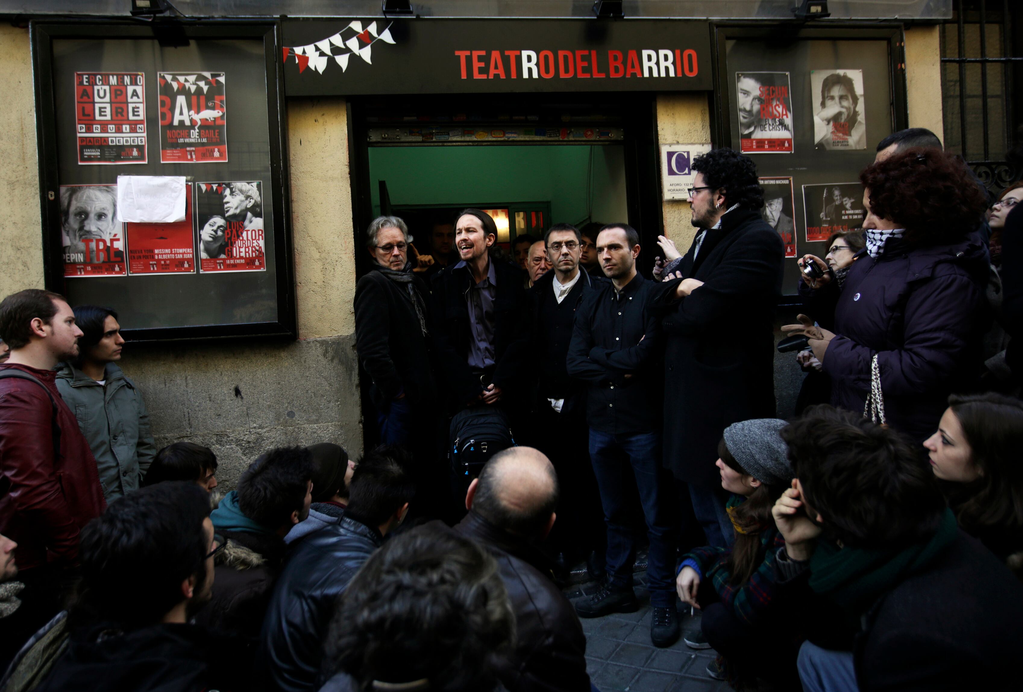 Inicios. 17 de enero de 2014. Pablo Iglesias habla con sus seguidores después de la presentación de Podemos fuera del Teatro del Barrio, en Lavapiés (Madrid). 