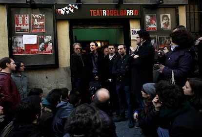 Inicios. 17 de enero de 2014. 
Pablo Iglesias habla con sus seguidores después de la presentación de Podemos fuera del Teatro del Barrio, en Lavapiés (Madrid). 
