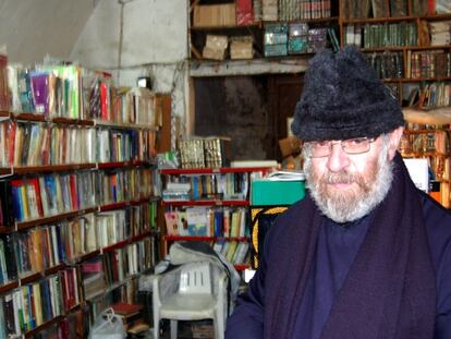 El septuagenario clérigo ortodoxo en su librería.