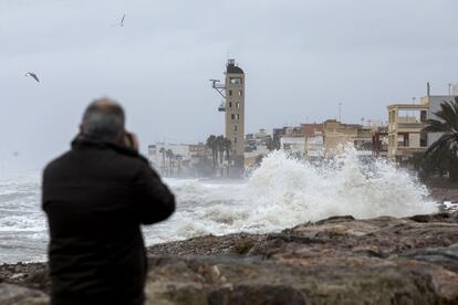 Un hombre hace fotos del fuerte oleaje en la localidad de Nules, en Castellón, el lunes.