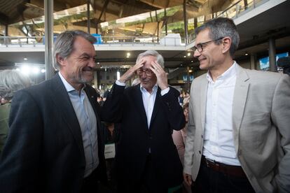 El candidato a la alcaldía Xavier Trias, junto al expresidente catalán Artur Mas en un acto de campaña de Junts.