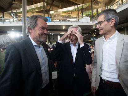 El candidato a la alcaldía Xavier Trias, junto al expresidente catalán Artur Mas en un acto de campaña de Junts.