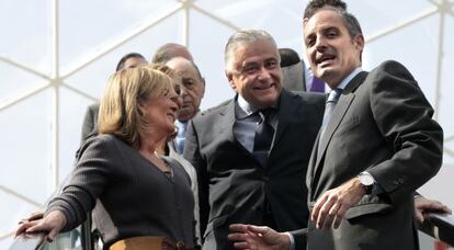 El expresidente Francisco Camps, junto a Belén Juste y Alberto Catalá, en Feria Valencia en 2009.