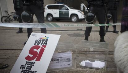 Agents de la Guàrdia Civil, a la imprenta Artyplan de Sant Feliu de Llobregat