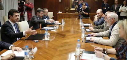 El ministro de Industria, Energ&iacute;a y Turismo, Jos&eacute; Manuel Soria, junto a representantes de los sindicatos CC OO y UGT.