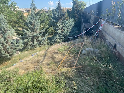 Entrada al habitáculo bajo el puente de Pedro Bosch donde se ha producido el incendio.