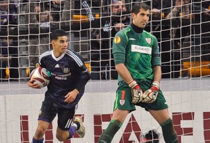 Desolación del portero rojiblanco Iraizoz tras recibir uno de los goles en los que participó Boussoufa, que lleva el balón en la mano.