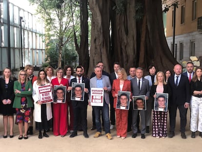 Diputados del PSPV-PSOE y de Compromís en el acto de homenaje a Guillem Agulló en el jardín del Parlamento valenciano.