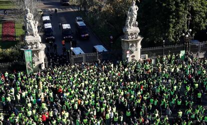Protesta de los taxistas en Barcelona, este lunes.