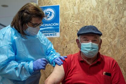 Un hombre recibe la vacuna contra la Covid-19 en Galicia.