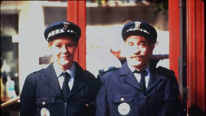 María Garralón y Cesáreo Estébanez, caracterizados como los agentes de 'Farmacia de Guardia'.