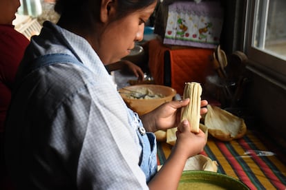 Una mujer prepara tamales tradicionales en Tepoztlan, México, para celebrar el Día de la Candelaria.
