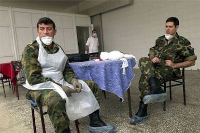 Dos médicos militares españoles, en la morgue improvisada en la localidad de Maçka.