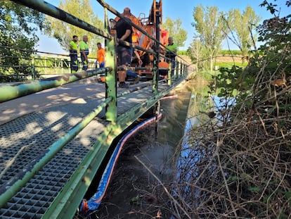 Un vertido de hidrocarburos en Lleida deja a 25 poblaciones sin agua de boca.