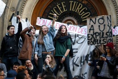Estudiantes franceses durante la protesta en el Liceo Turgot en Paris, 17 de octubre de 2013. Representantes estudiantiles convocaron una protesta en la plaza Nation, en el este de la capital, a las nueve de la mañana para pedir a las autoridades francesas que detengan las expulsiones de alumnos extranjeros en situación irregular en el país.