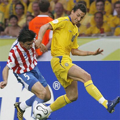 Zlatan Ibrahimovic lucha por un baln con Julio Csar, de Paraguay, en su primer partido en Alemania 2006.