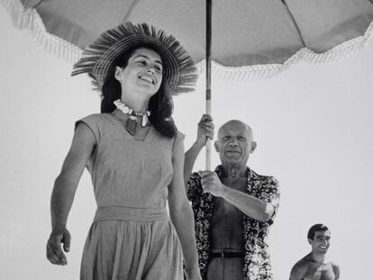 'Françoise Gilot seguida de Picasso, con parasol', de Robert Capa (1948).