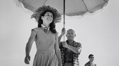 'Françoise Gilot seguida de Picasso, con parasol', de Robert Capa (1948).