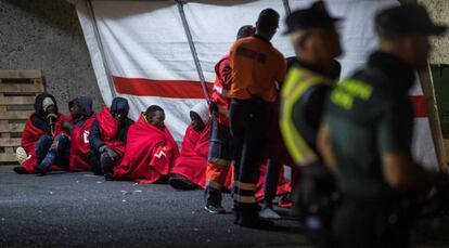 Un grupo de migrantes en el puerto de Arguineguin (Gran Canaria) tras ser rescatado el pasado día 30.