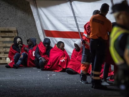 Un grupo de migrantes en el puerto de Arguineguin (Gran Canaria) tras ser rescatado el pasado día 30.