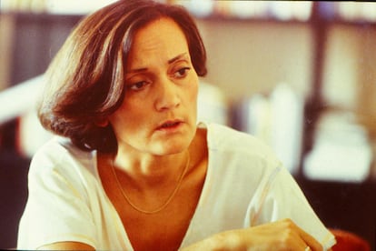 Pilar Miró en su oficina en 1987.