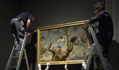 Un grupo de operarios, con un cuadro del Museo del Prado. 