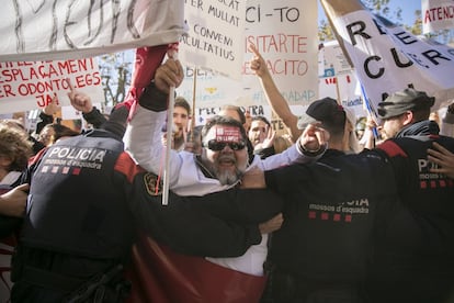 Miembros de los Mossos d'Esquadra retienen a un manifestante frente a la Cámara catalana.