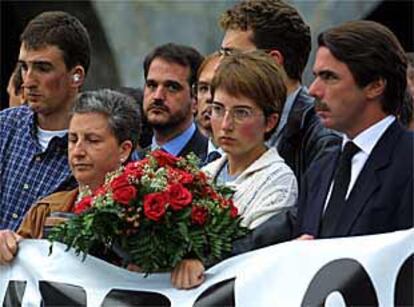 El presidente Aznar, junto a la viuda y los hijos de Jon Javier Mújica, tras el funeral celebrado en Leitza.