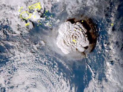 Erupción del volcán submarino cerca de la isla de Tonga, en el sur del oceáno Pacífico.