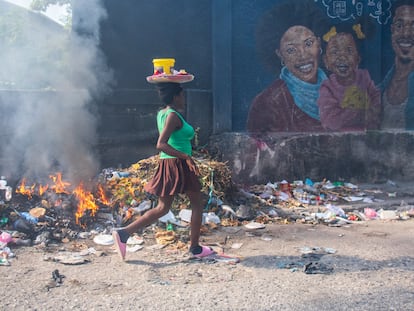 Una mujer camina en una calle de Puerto Príncipe, capital de Haití, el 11 de diciembre de 2024