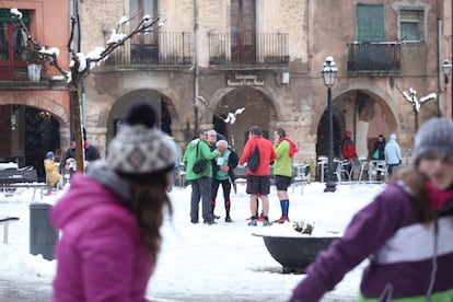 Turistes a la plaça Major de Prades. 