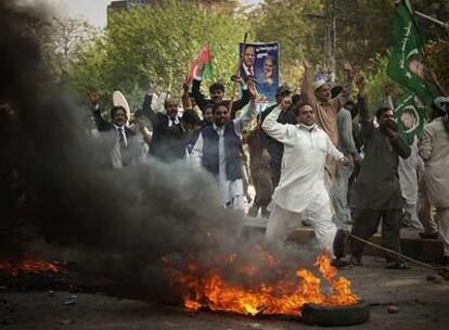 Partidarios del líder opositor Nawaz Sharif, durante los disturbios en Lahore.