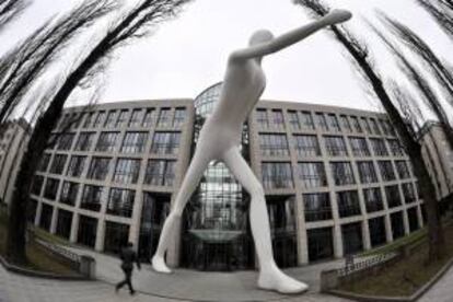 Vista de la escultura "Walking Man", del artista Jonathan Borofsky, frente a la sede de la mayor reaseguradora del mundo, la compa?a reaseguradora alemana Mnchener Rck (Munich Re), en Mnich, Alemania. EFE/Archivo