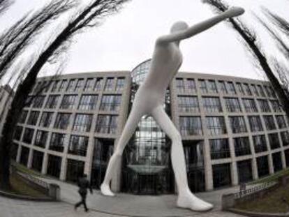 Vista de la escultura "Walking Man", del artista Jonathan Borofsky, frente a la sede de la mayor reaseguradora del mundo, la compañía reaseguradora alemana Münchener Rück (Munich Re), en Múnich, Alemania. EFE/Archivo