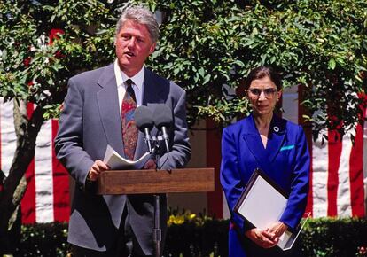 La juez Ruth Bader Ginsburg con el entonces presidente de EE UU, Bill Clinton, en Washington en 1993.