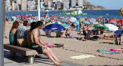 Turistas tomando el sol en Benidorm.