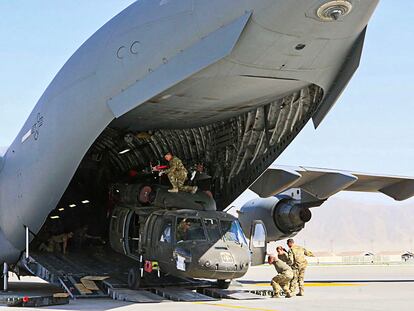 Soldados estadounidenses cargaban un helicóptero en un avión militar de transporte, el pasado 16 de junio en Bagram.