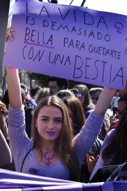 Una joven sujeta una pancarta en la que se puede leer "La vida es demasiado bella para quedarte con una bestia", en la manifestación de Terrassa. 