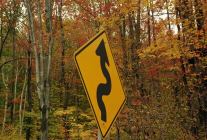 Aviso de tramo de curvas en la Carretera 2, que recorre Estados Unidos de costa a costa, al este de North Adams, en las montañas Berkshire (Massachusetts).