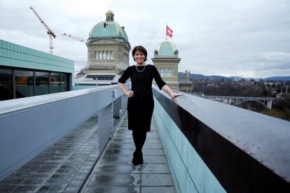 La presidenta suiza y ministra de Medio Ambiente, Transporte, Energía y Comunicaciones, Doris Leuthard, de 54 años, denuncia que sigue habiendo desigualdad de género en su país. "La diferencia salarial entre hombres y mujeres puede llegar hasta el 20%. Seguimos siendo minoría en altos cargos políticos”. Suiza ocupa el puesto 11 del ránking.