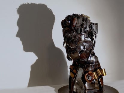 La sombra de Lionel Messi proyectada por una escultura del artista argentino Mauro Ketlung