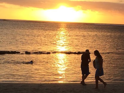 Atardecer en una playa a los pies de Le Morne Brabant, la montaña más icónica de la isla de Mauricio.